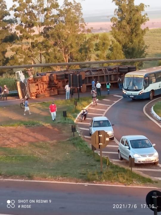 Foto 3 de 3 — Carreta tomba em Rodovia. Veja as fotos